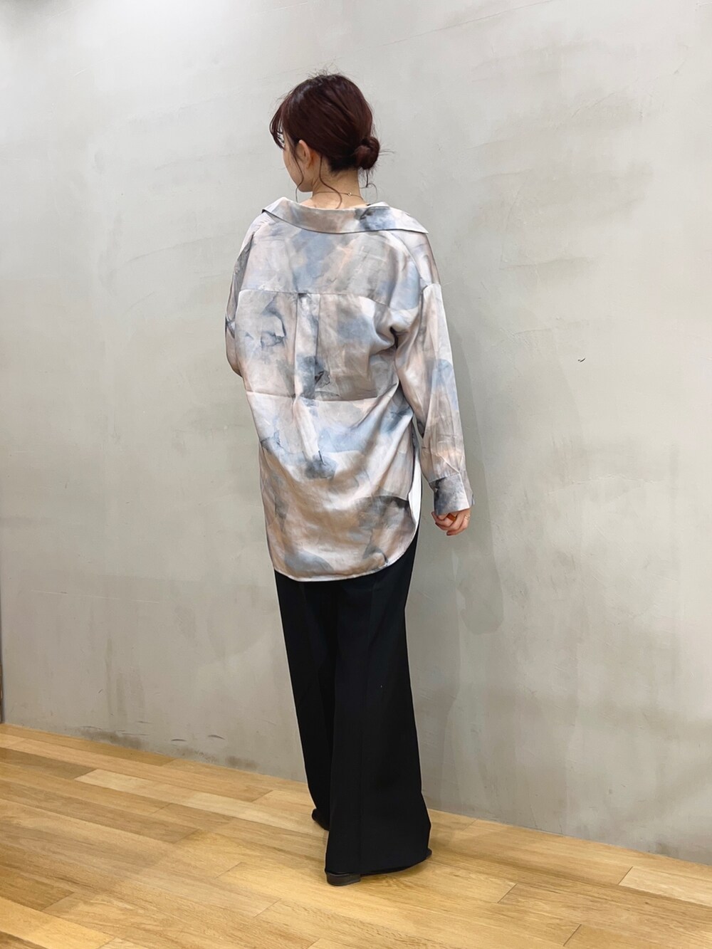 ブルー系のシャツ/ブラウス、ブラック系のスラックスを着用したレディースの秋コーディネートの2枚目の写真