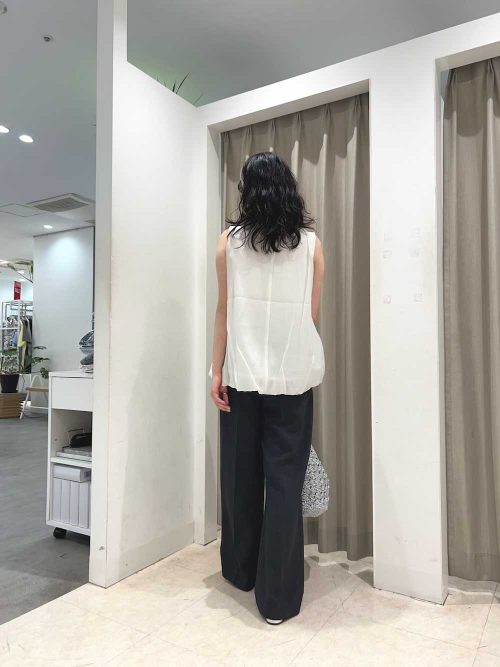 ホワイト系のシャツ/ブラウス、グレー系のその他パンツ、シルバー系のかごバッグを着用したレディースの夏コーディネートの2枚目の写真