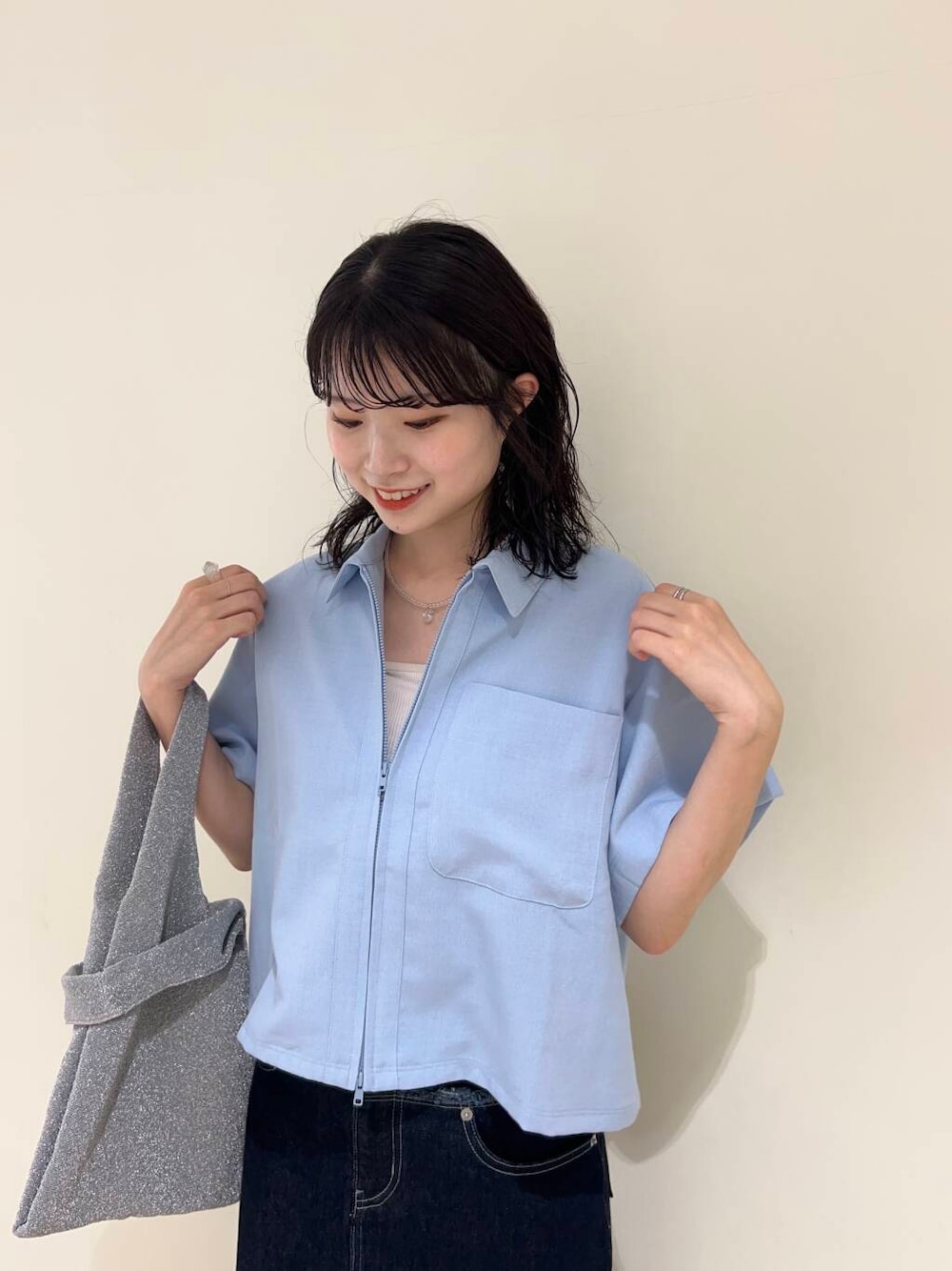 ブルー系のシャツ/ブラウス、シルバー系のトートバッグ、ブルー系のスカートを着用したレディースの夏コーディネートの3枚目の写真