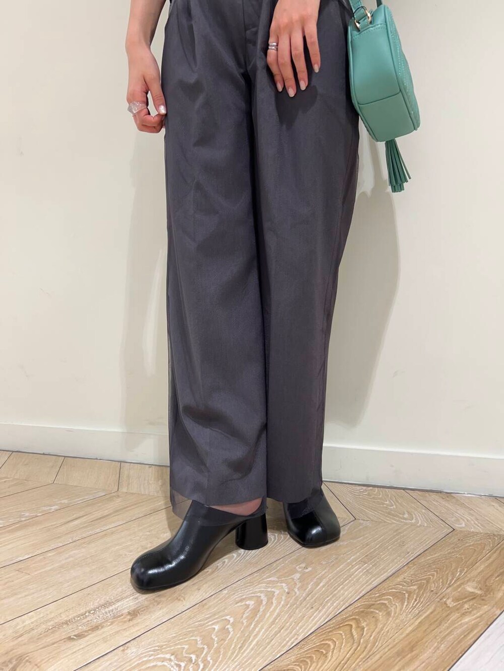 グリーン系のショルダーバッグ、ブラック系のサンダル、グレー系のその他パンツを着用したレディースの夏コーディネートの3枚目の写真