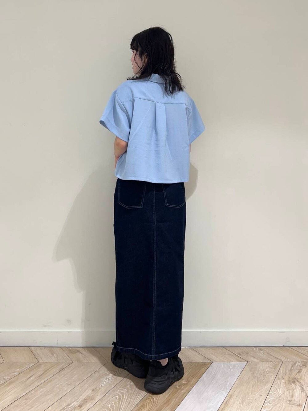 ブルー系のシャツ/ブラウス、シルバー系のトートバッグ、ブルー系のスカートを着用したレディースの夏コーディネートの2枚目の写真