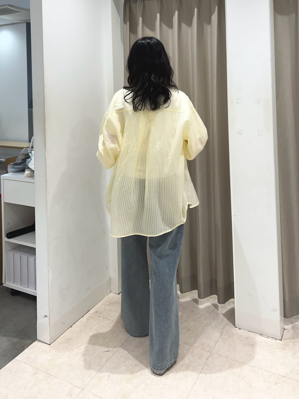 ブルー系のその他パンツ、その他のTシャツ/カットソー、イエロー系のシャツ/ブラウスを着用したレディースの夏コーディネートの2枚目の写真