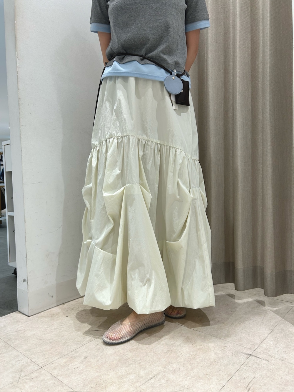 グレー系のTシャツ/カットソー、ホワイト系のスカート、その他のバレエシューズを着用したレディースの夏コーディネートの4枚目の写真