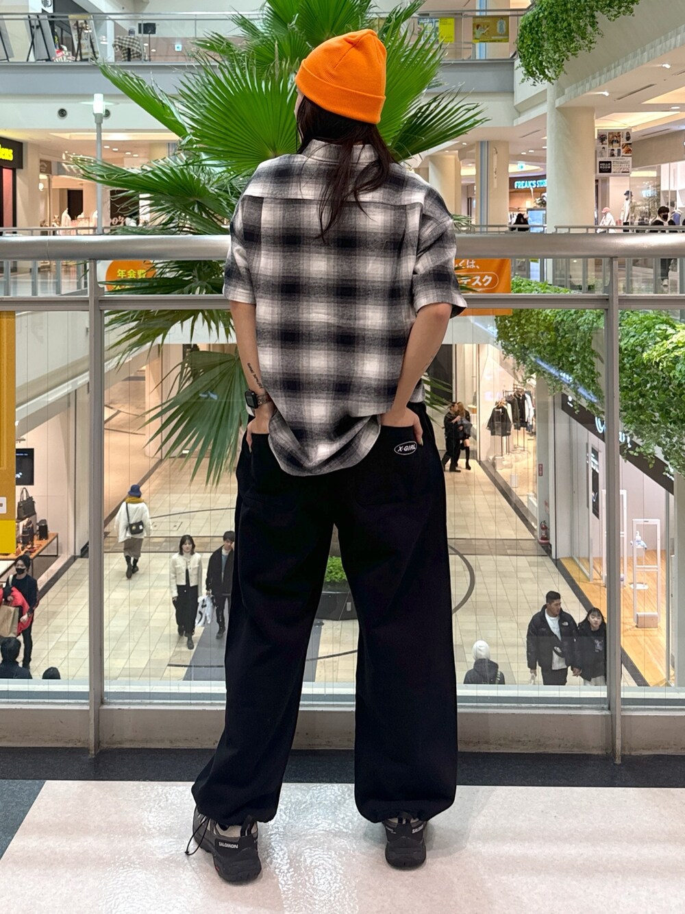 「シンプルコーデ、春先取り、大人コーデ、カジュアルコーデ、春カラー、チェックシャツ、xgirl、Xgirl_ootd、ootd」｜「X-girlのPLAID 2WAY SHIRT（シャツ/ブラウス、ブラック系）」を使った、立花清華さん（レディース・168cm）の冬コーディネートの3枚目の写真