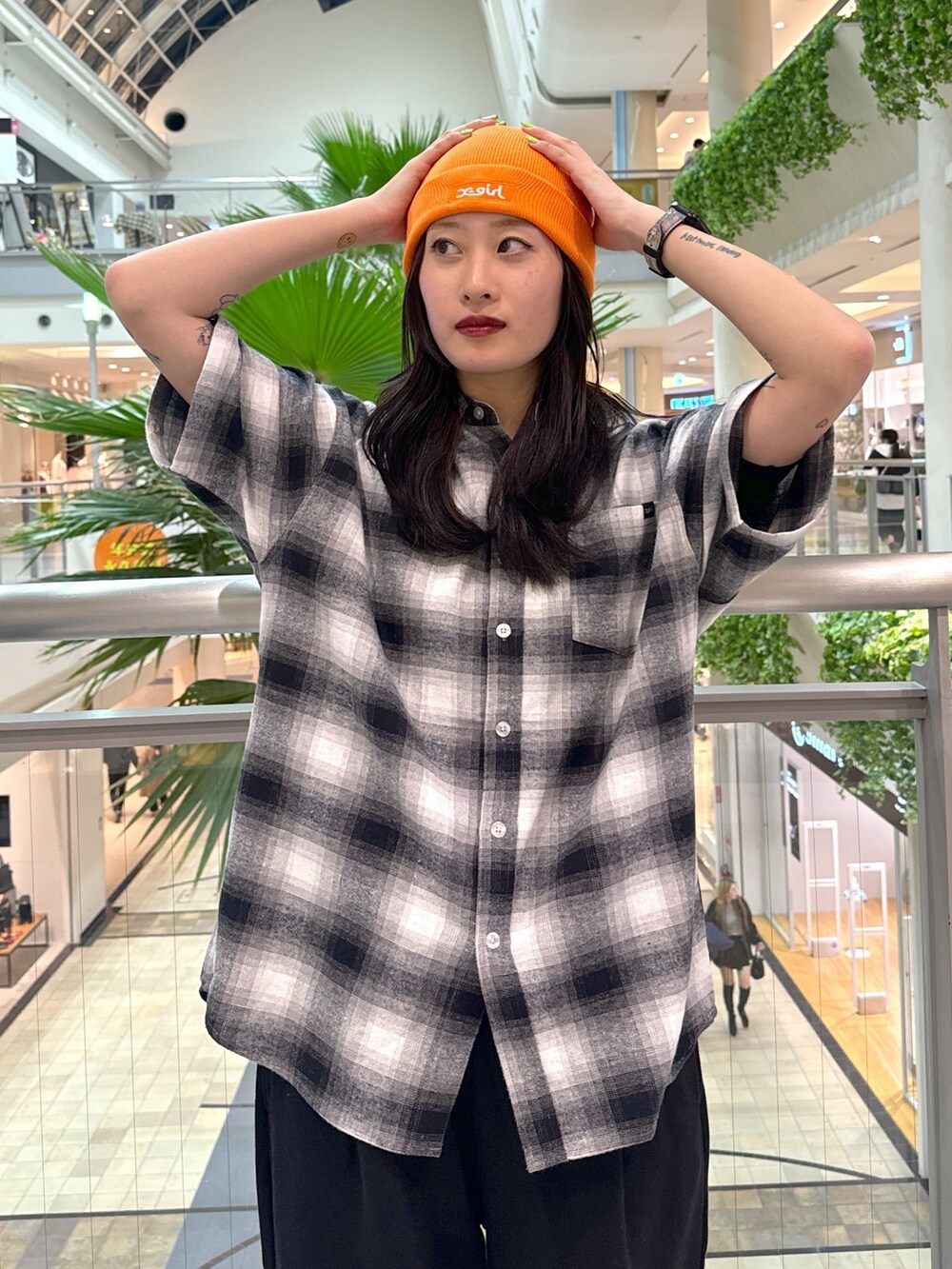 「シンプルコーデ、春先取り、大人コーデ、カジュアルコーデ、春カラー、チェックシャツ、xgirl、Xgirl_ootd、ootd」｜「X-girlのPLAID 2WAY SHIRT（シャツ/ブラウス、ブラック系）」を使った、立花清華さん（レディース・168cm）の冬コーディネートの4枚目の写真