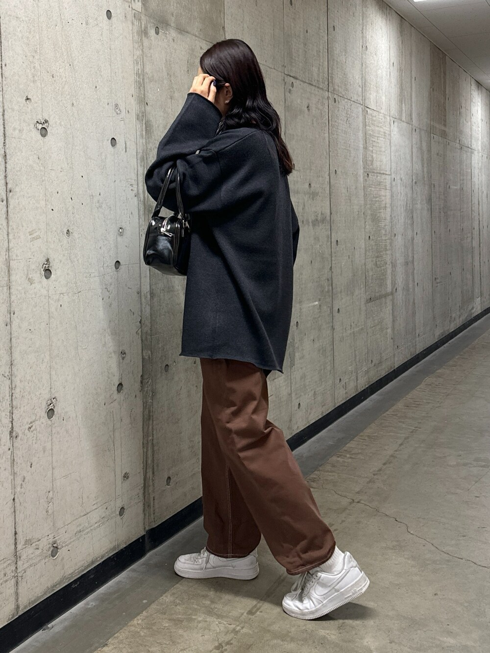 「大人コーデ、秋服準備はじめました、ビッグシルエット、おでかけコーデ、きれいめカジュアル、ブラウン、ニット、x-girl、ootd、x-girl_ootd」｜「X-girlのNOISE LINE V-NECK KNIT TOP（ニット/セーター、ブラック系）」を使った、立花清華さん（レディース・168cm）の秋コーディネートの2枚目の写真