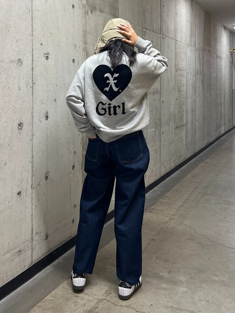 「秋服コーデ、大人カジュアル、ラクチンコーデ、パンツスタイル、ゆるコーデ、骨格ストレート、x-girl、x-girl_ootd、ootd、ららぽーとTOKYO-BAY」｜「X-girlのHEART CREWNECK SWEAT TOP（スウェット、グレー系）」を使った、立花清華さん（レディース・168cm）の秋コーディネートの2枚目の写真