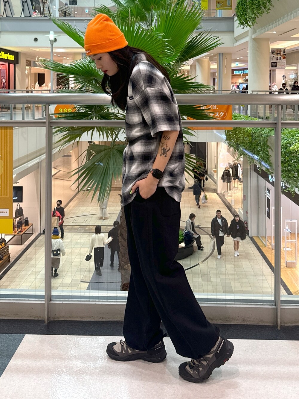 「シンプルコーデ、春先取り、大人コーデ、カジュアルコーデ、春カラー、チェックシャツ、xgirl、Xgirl_ootd、ootd」｜「X-girlのPLAID 2WAY SHIRT（シャツ/ブラウス、ブラック系）」を使った、立花清華さん（レディース・168cm）の冬コーディネートの2枚目の写真