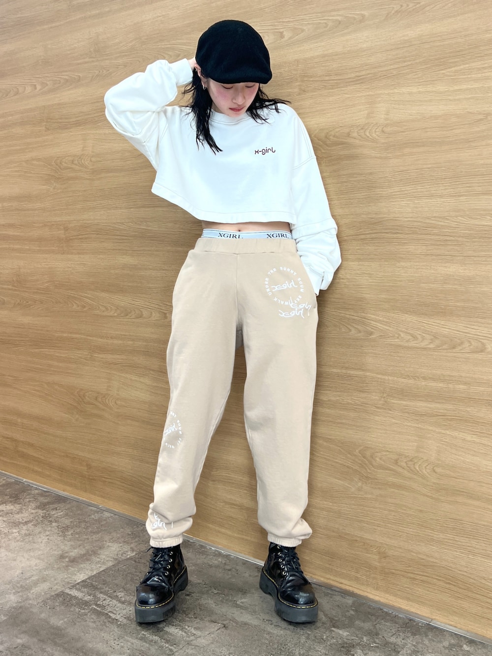 「大人カジュアル、休日コーデ、シンプル、春服、春カラー、きれいめカジュアル、お出かけコーデ、リラックススタイル、着回しコーデ、x-girl、x-girl_ootd、ootd」｜「X-girlのDETACHABLE BUTTON SWEAT DRESS（ワンピース、ホワイト系）」を使った、立花清華さん（レディース・168cm）の春コーディネートの2枚目の写真