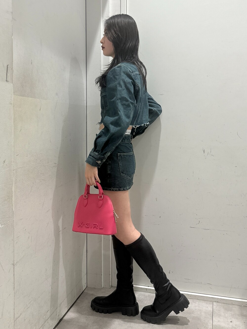 「お出かけコーデ、大人女子、春服、きれいめカジュアル、デニムジャケット、デニムスカート、デニムコーデ、デートコーデ、x-girl、x-girl_ootd、ootd」｜「X-girlのOVERDYED DENIM JACKET（デニムジャケット、ブルー系）」を使った、立花清華さん（レディース・168cm）の冬コーディネートの2枚目の写真
