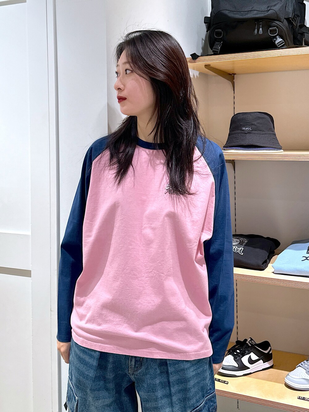 「大人カジュアル、休日スタイル、春服、オトナ女子、パンツコーデ、オトナカジュアル、高身長女子、スブ、x-girl、x-girl_ootd、ootd」｜「X-girlのDOUBLE LOGO B/B BIG TEE（Tシャツ/カットソー、ピンク系）」を使った、立花清華さん（レディース・168cm）の冬コーディネートの3枚目の写真