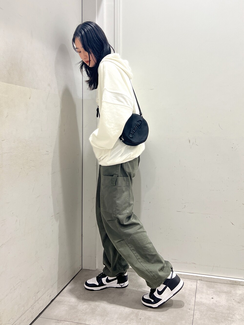 「秋、カジュアルコーデ、ラクチンコーデ、秋服コーデ、スウェット、スニーカーコーデ、カーゴパンツ、秋コーデ、x-girl、x-girl_ootd、ootd」｜「X-girlのCONTRAST FABRIC SWEAT HOODIE（パーカー、ホワイト系）」を使った、立花清華さん（レディース・168cm）の秋コーディネートの2枚目の写真