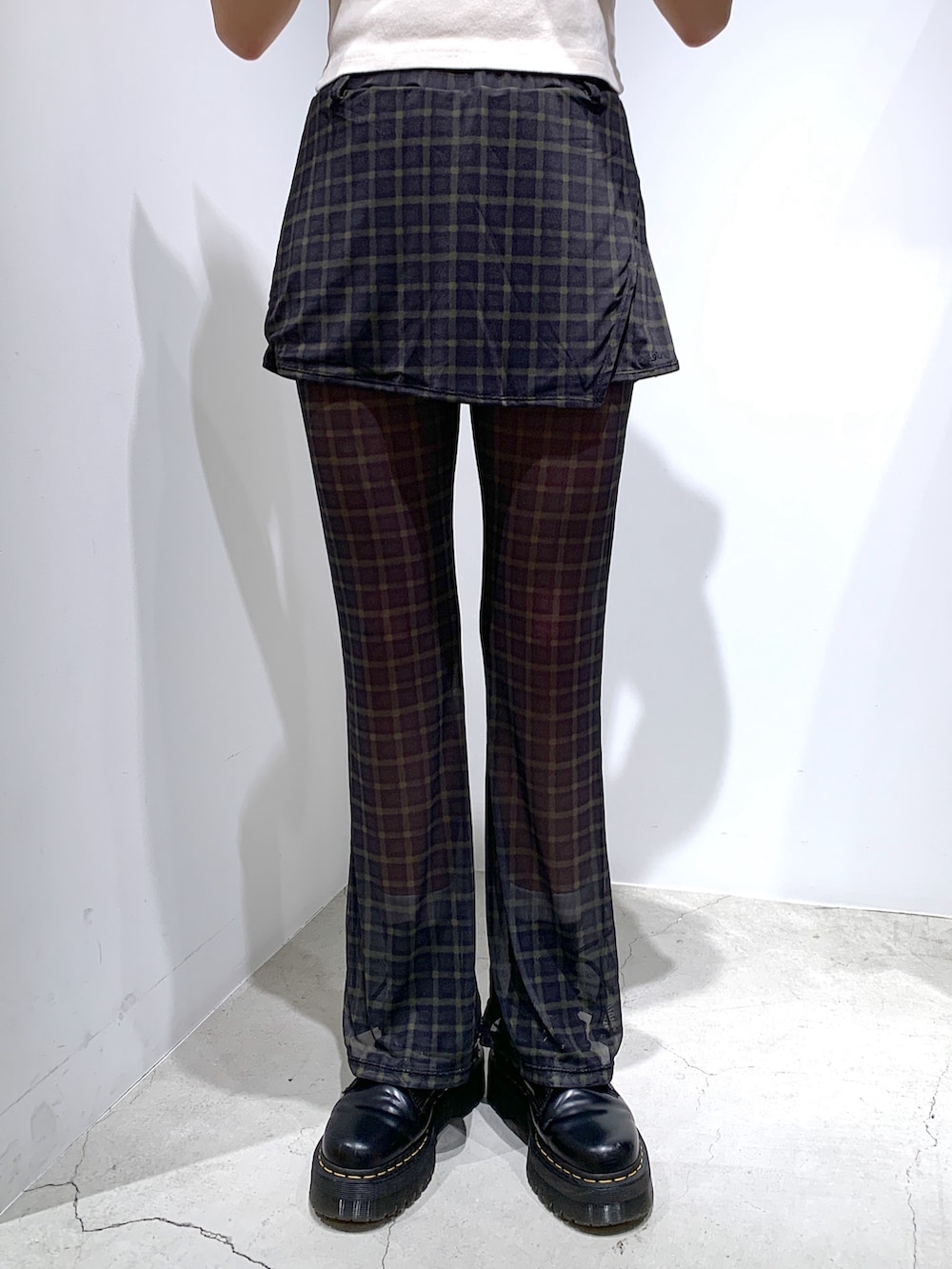 「春夏コーデ、オトナカジュアル、休日スタイル、シースルーパンツ、大人ファッション、おでかけコーデ、レイヤードスタイル、パンツコーデ、x-girl、x-girl_ootd、ootd」｜「X-girlのGRACIAS S/S BABY TEE（Tシャツ/カットソー、ホワイト系）」を使った、立花清華さん（レディース・168cm）の春コーディネートの2枚目の写真