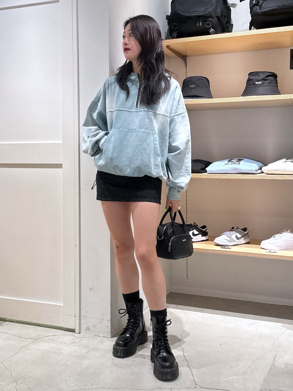 「大人カジュアル、休日スタイル、春服、オトナ女子、今日のコーデ、ミニスカート、アノラックパーカー、x-girl、x-girl_ootd、ootd」｜「X-girlのOVERDYED DENIM SKIRT（スカート、ブラック系）」を使った、立花清華さん（レディース・168cm）の冬コーディネートの2枚目の写真