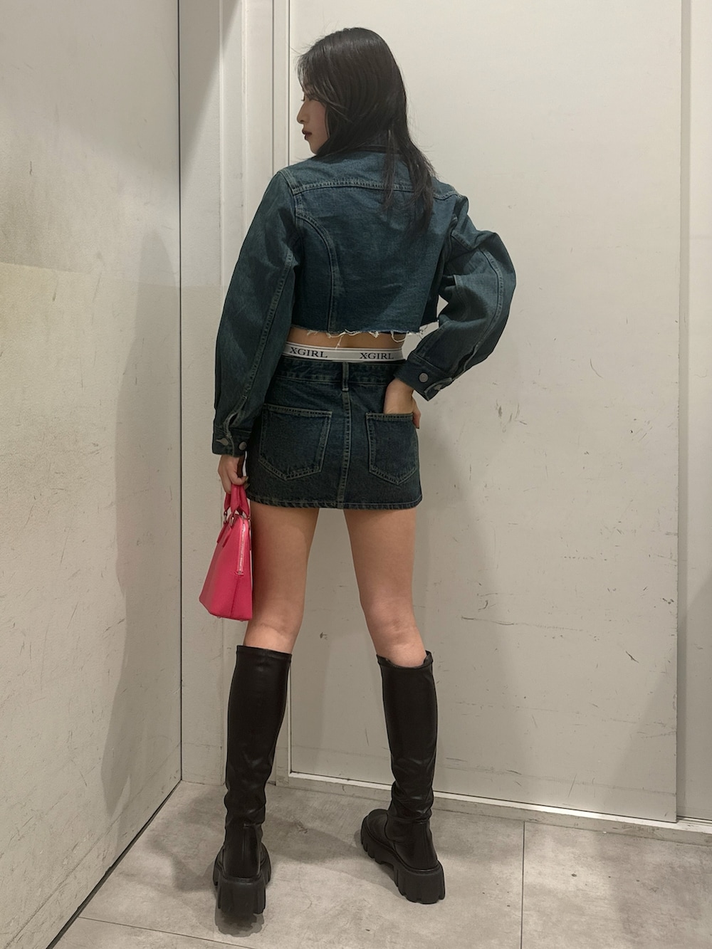 「お出かけコーデ、大人女子、春服、きれいめカジュアル、デニムジャケット、デニムスカート、デニムコーデ、デートコーデ、x-girl、x-girl_ootd、ootd」｜「X-girlのOVERDYED DENIM JACKET（デニムジャケット、ブルー系）」を使った、立花清華さん（レディース・168cm）の冬コーディネートの3枚目の写真
