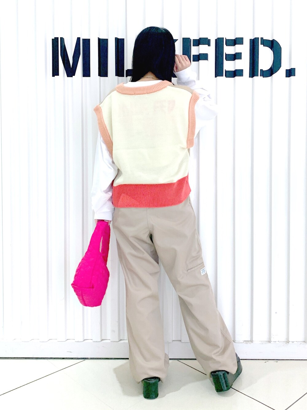 「ベスト、ニット、秋服まるっと大公開、秋コーデ、ベージュ、ゆるコーデ、大人かわいい、骨格ウェーブ、ピンク、ロンT、パンツコーデ、シンプルコーデ、大人カジュアル、今日のコーデ、ラクチンコーデ」｜「MILKFED.のHEART QUILTED HANDBAG（ハンドバッグ、ピンク系）」を使った、小南知世さん（レディース・153cm）の秋コーディネートの2枚目の写真
