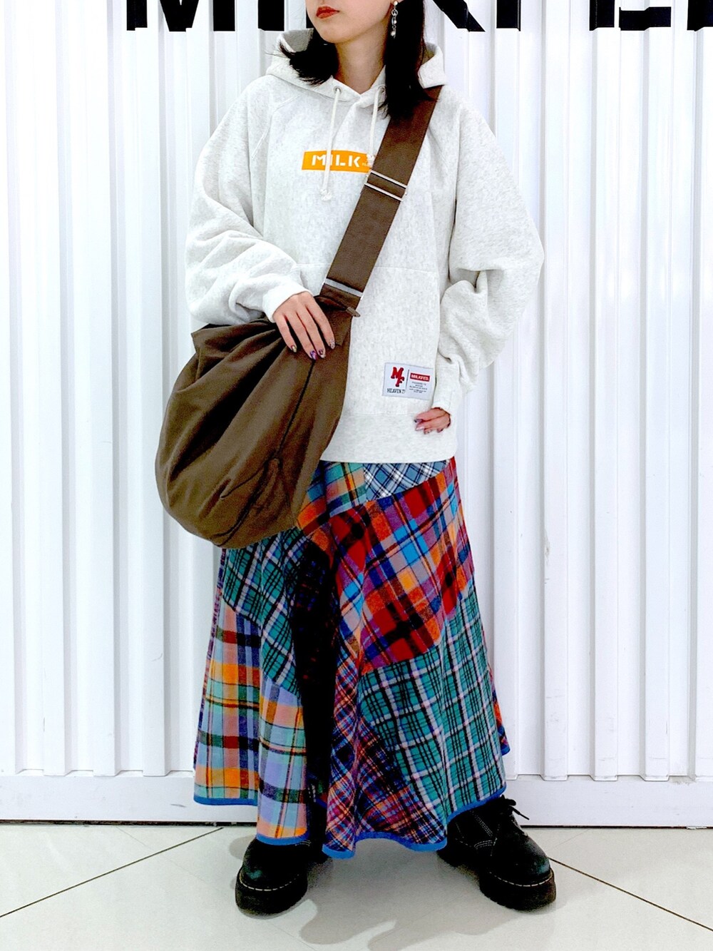 「Champion、MILKFED.、ロングスカート、休日スタイル、大人かわいい、秋服コーデ、ビッグシルエット、休日コーデ、カラーコーデ、低身長女子、厚底シューズ、秋服準備はじめました、パーカー、ストリート、チェックスカート」｜「MILKFED.のMILKFED.ⅹCHAMPION SWEAT HOODIE（パーカー、ベージュ系）」を使った、小南知世さん（レディース・154cm）の秋コーディネートの2枚目の写真