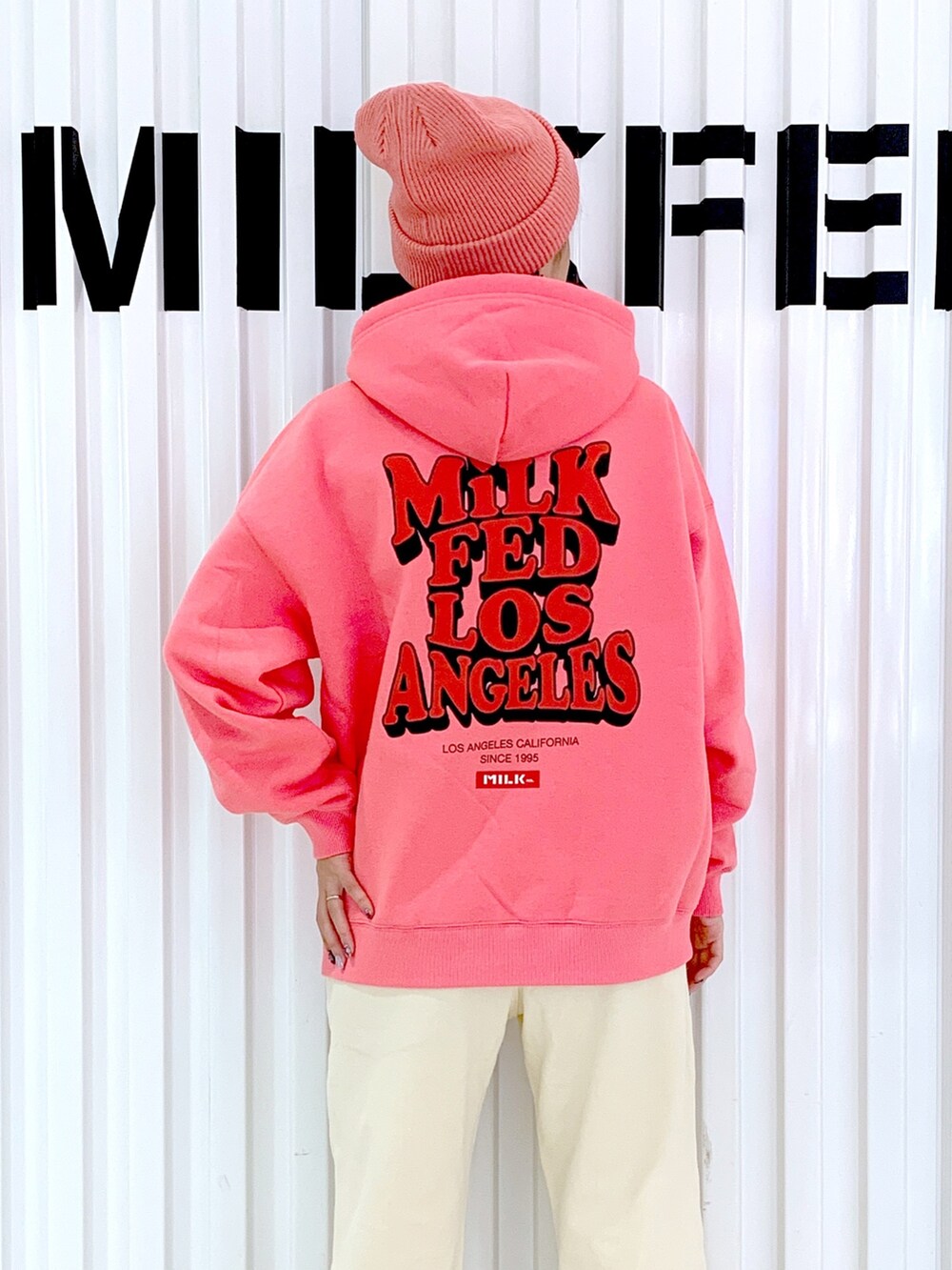 「スウェット、パーカー、休日スタイル、スウェットパンツ、大人かわいい、秋服コーデ、ストリート、ピンク、いいね、save、フォローお願いします🤑、カラーコーデ、低身長女子、ディズニーコーデ、おしゃれさんと繋がりたい、パンツスタイル、韓国ファッション」｜「MILKFED.の3D LOGO SWEAT HOODIE（パーカー、ピンク系）」を使った、小南知世さん（レディース・154cm）の秋コーディネートの5枚目の写真