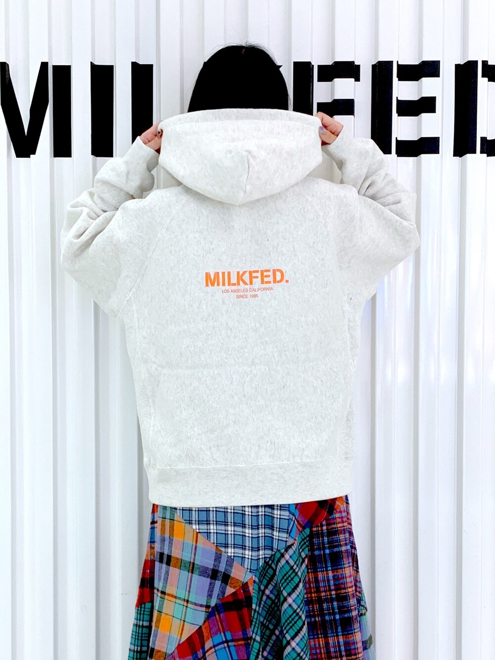 「Champion、MILKFED.、ロングスカート、休日スタイル、大人かわいい、秋服コーデ、ビッグシルエット、休日コーデ、カラーコーデ、低身長女子、厚底シューズ、秋服準備はじめました、パーカー、ストリート、チェックスカート」｜「MILKFED.のMILKFED.ⅹCHAMPION SWEAT HOODIE（パーカー、ベージュ系）」を使った、小南知世さん（レディース・154cm）の秋コーディネートの8枚目の写真