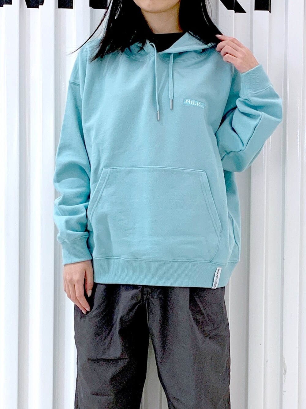 「冬を彩る色いろコーデ、カジュアルコーデ、MILKFED.、お出かけコーデ、シンプルスタイル、ootd、低身長コーデ、ラフコーデ、いいね、save、フォローお願いします🤑、きれいめカジュアル、スウェット、パーカー、冬ファッション、スタッフ、レディースファッション」｜「MILKFED.の【定番】NEO BIG BACKPACK BAR（バックパック/リュック、ブラック系）」を使った、小南知世さん（レディース・154cm）の冬コーディネートの7枚目の写真