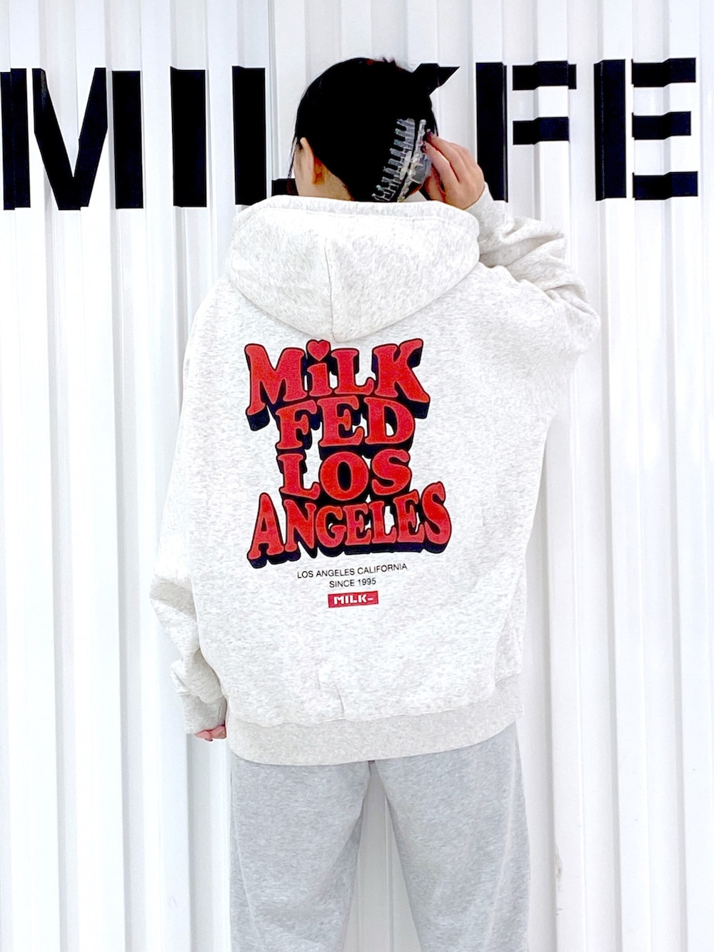 「パーカー、いいね、save、フォローお願いします🤑、MILKFED.、休日スタイル、ストリート、スウェットパンツ、トートバッグ、ビッグシルエット、スウェット、おしゃれさんと繋がりたい、ラクチンコーデ、秋のコーデ、カラーコーデ、パンツスタイル、厚底シューズ」｜「MILKFED.の3D LOGO SWEAT HOODIE（パーカー、ベージュ系）」を使った、小南知世さん（レディース・154cm）の秋コーディネートの5枚目の写真