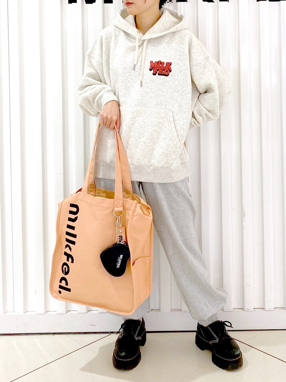 「パーカー、いいね、save、フォローお願いします🤑、MILKFED.、休日スタイル、ストリート、スウェットパンツ、トートバッグ、ビッグシルエット、スウェット、おしゃれさんと繋がりたい、ラクチンコーデ、秋のコーデ、カラーコーデ、パンツスタイル、厚底シューズ」｜「MILKFED.の3D LOGO SWEAT HOODIE（パーカー、ベージュ系）」を使った、小南知世さん（レディース・154cm）の秋コーディネートの4枚目の写真