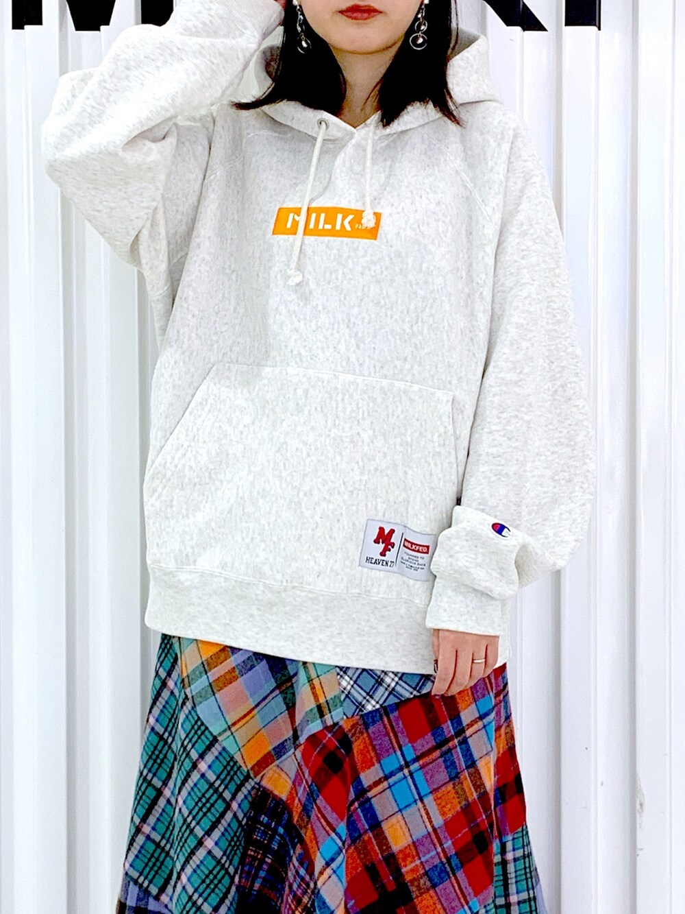 「Champion、MILKFED.、ロングスカート、休日スタイル、大人かわいい、秋服コーデ、ビッグシルエット、休日コーデ、カラーコーデ、低身長女子、厚底シューズ、秋服準備はじめました、パーカー、ストリート、チェックスカート」｜「MILKFED.のMILKFED.ⅹCHAMPION SWEAT HOODIE（パーカー、ベージュ系）」を使った、小南知世さん（レディース・154cm）の秋コーディネートの7枚目の写真