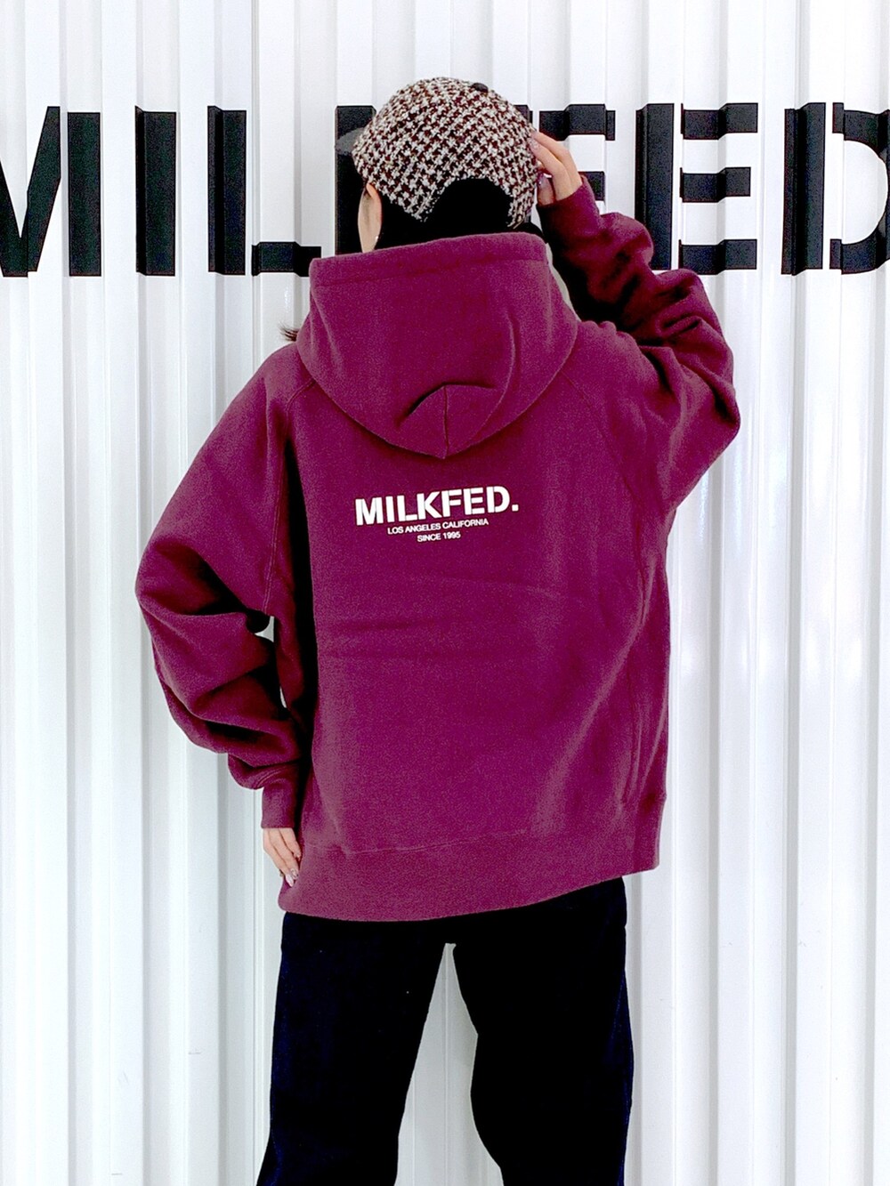 「Champion、パーカー、デニム、秋服コーデ、きれいめカジュアル、ストリート、カジュアルコーデ、楽チンコーデ、おしゃれさんと繋がりたい、低身長コーデ、秋冬コーデ、パンツスタイル、お出かけコーデ、ビッグシルエット、秋先取りコーデ」｜「MILKFED.のMILKFED.ⅹCHAMPION SWEAT HOODIE（パーカー、レッド系）」を使った、小南知世さん（レディース・154cm）の秋コーディネートの4枚目の写真