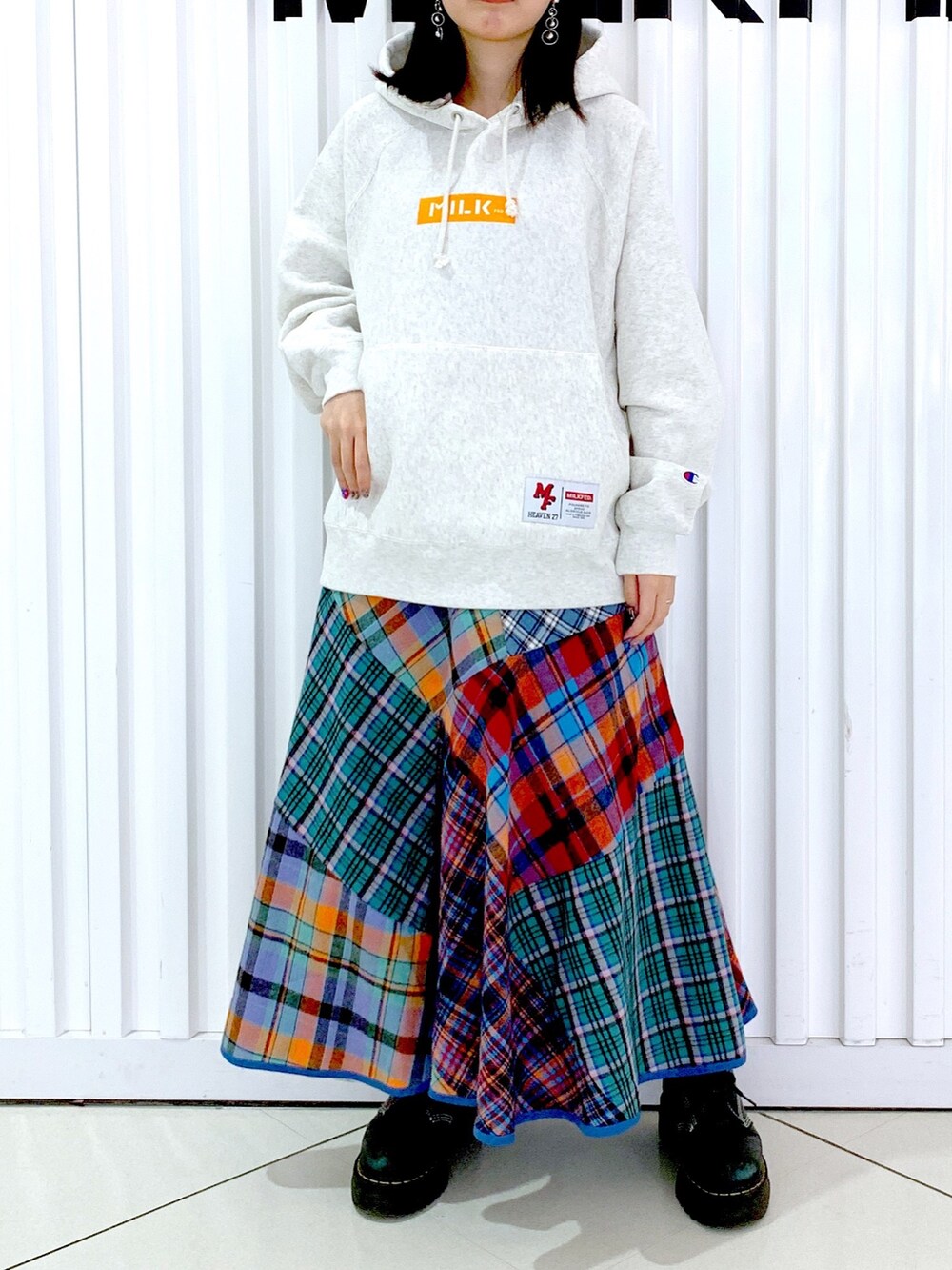 「Champion、MILKFED.、ロングスカート、休日スタイル、大人かわいい、秋服コーデ、ビッグシルエット、休日コーデ、カラーコーデ、低身長女子、厚底シューズ、秋服準備はじめました、パーカー、ストリート、チェックスカート」｜「MILKFED.のMILKFED.ⅹCHAMPION SWEAT HOODIE（パーカー、ベージュ系）」を使った、小南知世さん（レディース・154cm）の秋コーディネートの5枚目の写真