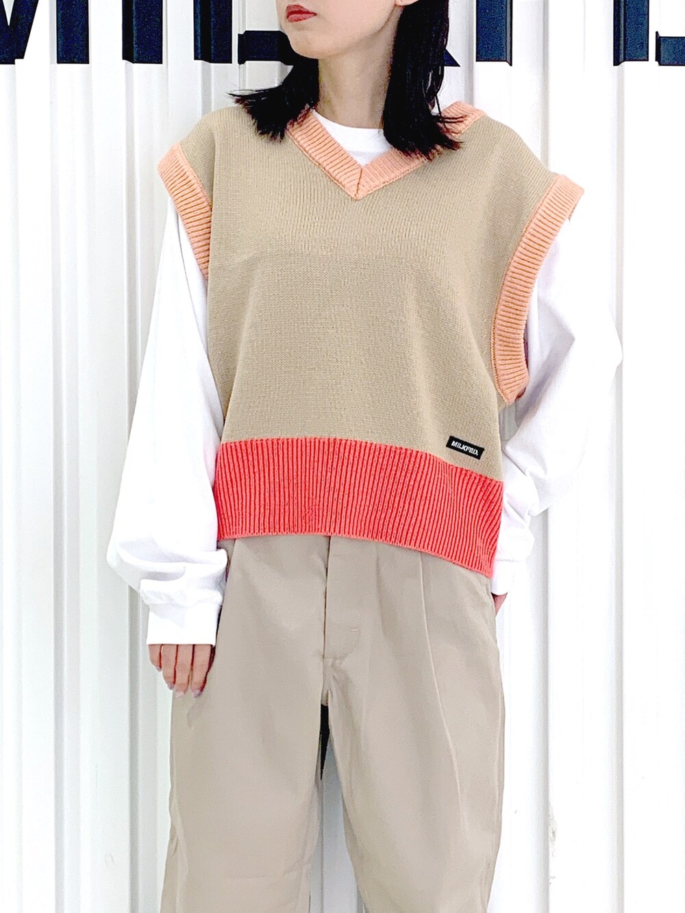 「ベスト、ニット、秋服まるっと大公開、秋コーデ、ベージュ、ゆるコーデ、大人かわいい、骨格ウェーブ、ピンク、ロンT、パンツコーデ、シンプルコーデ、大人カジュアル、今日のコーデ、ラクチンコーデ」｜「MILKFED.のHEART QUILTED HANDBAG（ハンドバッグ、ピンク系）」を使った、小南知世さん（レディース・153cm）の秋コーディネートの4枚目の写真
