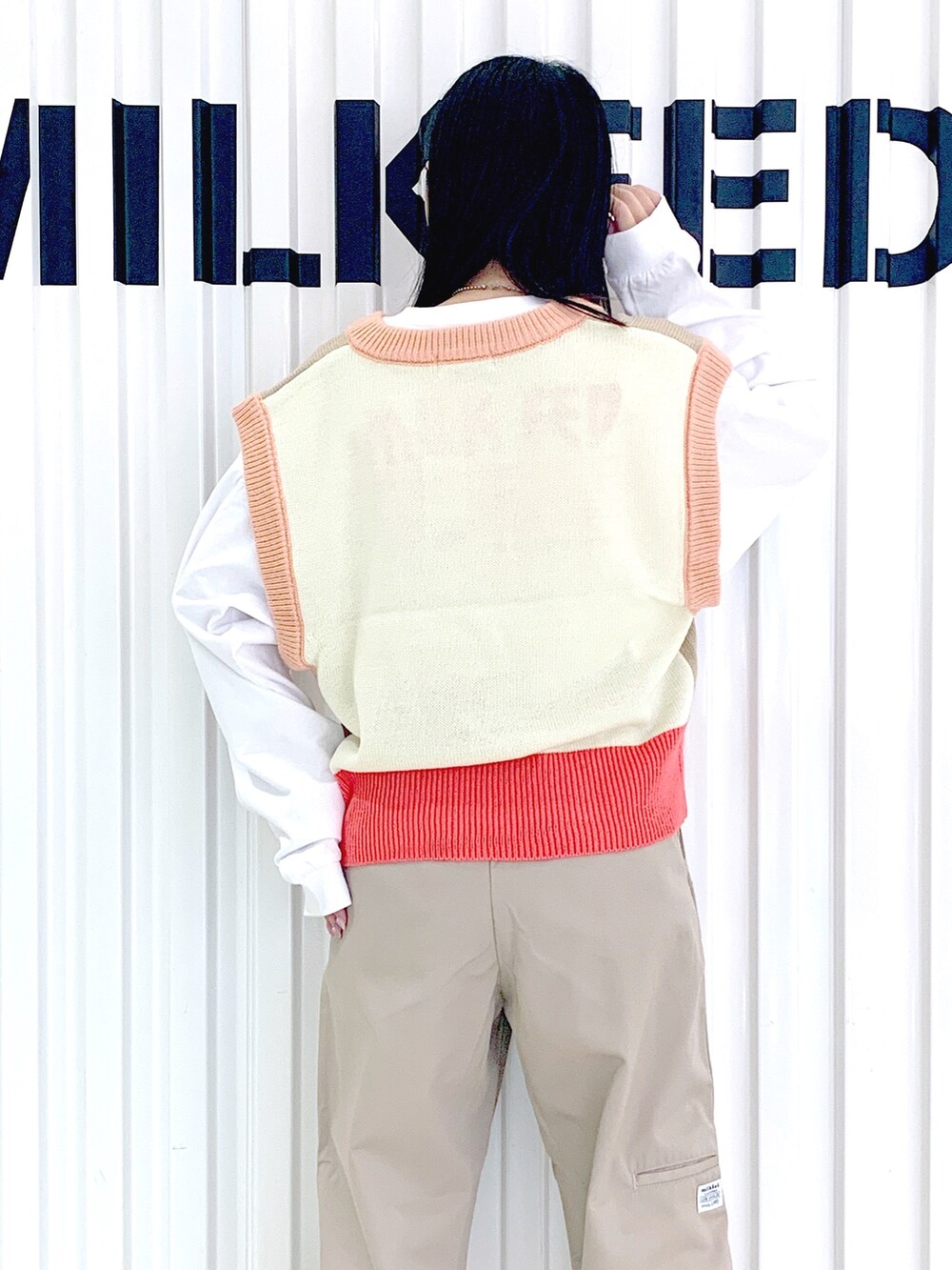 「ベスト、ニット、秋服まるっと大公開、秋コーデ、ベージュ、ゆるコーデ、大人かわいい、骨格ウェーブ、ピンク、ロンT、パンツコーデ、シンプルコーデ、大人カジュアル、今日のコーデ、ラクチンコーデ」｜「MILKFED.のHEART QUILTED HANDBAG（ハンドバッグ、ピンク系）」を使った、小南知世さん（レディース・153cm）の秋コーディネートの5枚目の写真