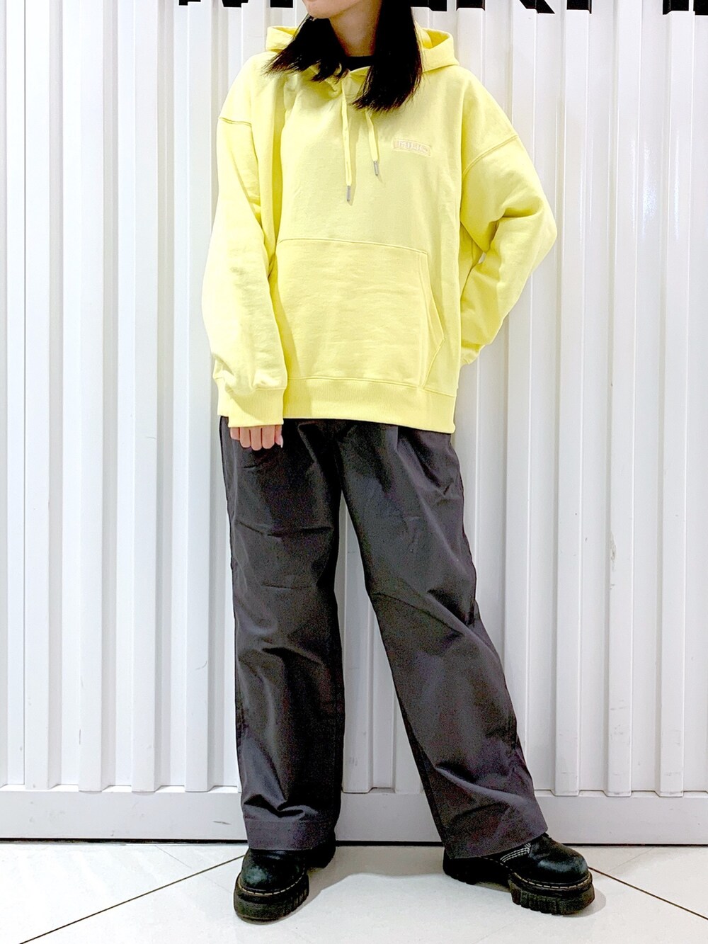 グレー系のその他パンツ、イエロー系のパーカー、オレンジ系のキャップを着用したレディースの冬コーディネートの4枚目の写真