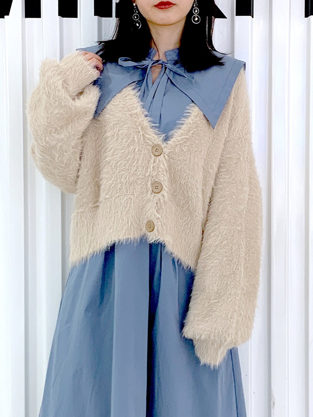 「ワンピース、カーディガン、ブラウン、休日スタイル、きれいめカジュアル、ニット、お出かけコーデ、秋冬、オトナカジュアル、シンプル、秋カラー、お出かけ、オトナ女子、シンプルスタイル、おしゃれさんと繋がりたい」｜「MILKFED.のSQUARE BAG（ショルダーバッグ、グレー系）」を使った、小南知世さん（レディース・154cm）の秋コーディネートの4枚目の写真