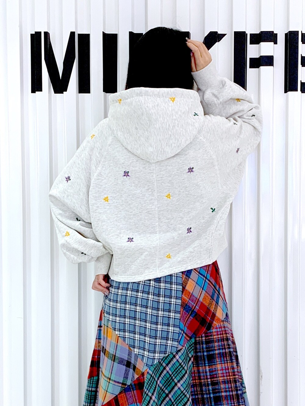 「チェック、ロングスカート、ブラウン、楽チンコーデ、パーカー、MILKFED.、休日スタイル、ストリート、ビッグシルエット、オトナカワイイ、初秋コーデ、きれいめカジュアル、お洒落さんとつながりたい、いいね、save、フォローお願いします🤑、チェックスカート」｜「MILKFED.のEMBROIDERED FLOWER SWEAT HOODIE（パーカー、ベージュ系）」を使った、小南知世さん（レディース・154cm）の秋コーディネートの6枚目の写真