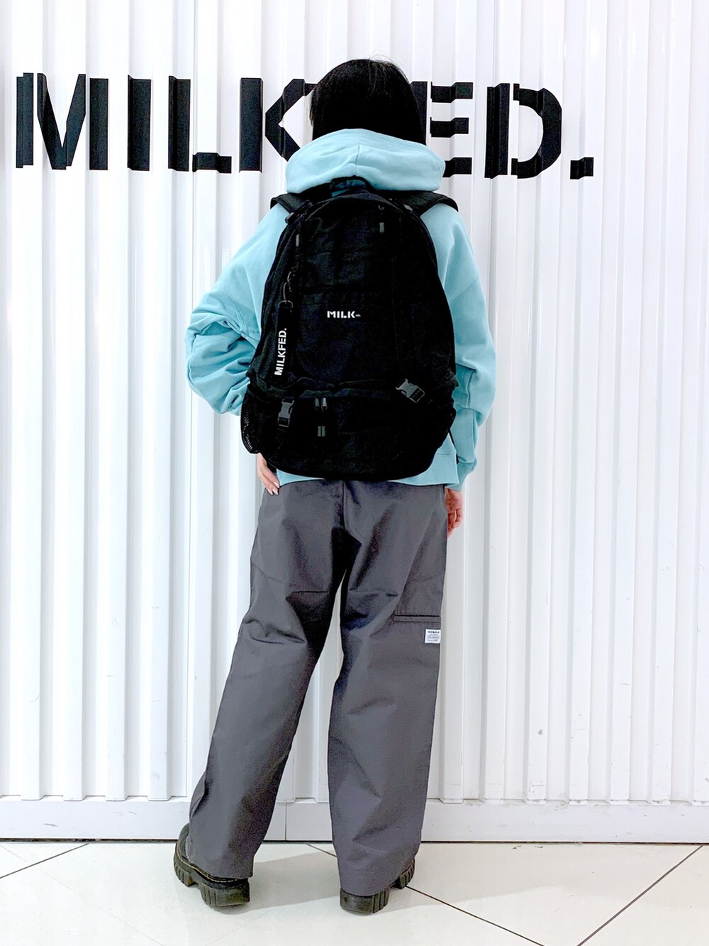 「冬を彩る色いろコーデ、カジュアルコーデ、MILKFED.、お出かけコーデ、シンプルスタイル、ootd、低身長コーデ、ラフコーデ、いいね、save、フォローお願いします🤑、きれいめカジュアル、スウェット、パーカー、冬ファッション、スタッフ、レディースファッション」｜「MILKFED.の【定番】NEO BIG BACKPACK BAR（バックパック/リュック、ブラック系）」を使った、小南知世さん（レディース・154cm）の冬コーディネートの2枚目の写真