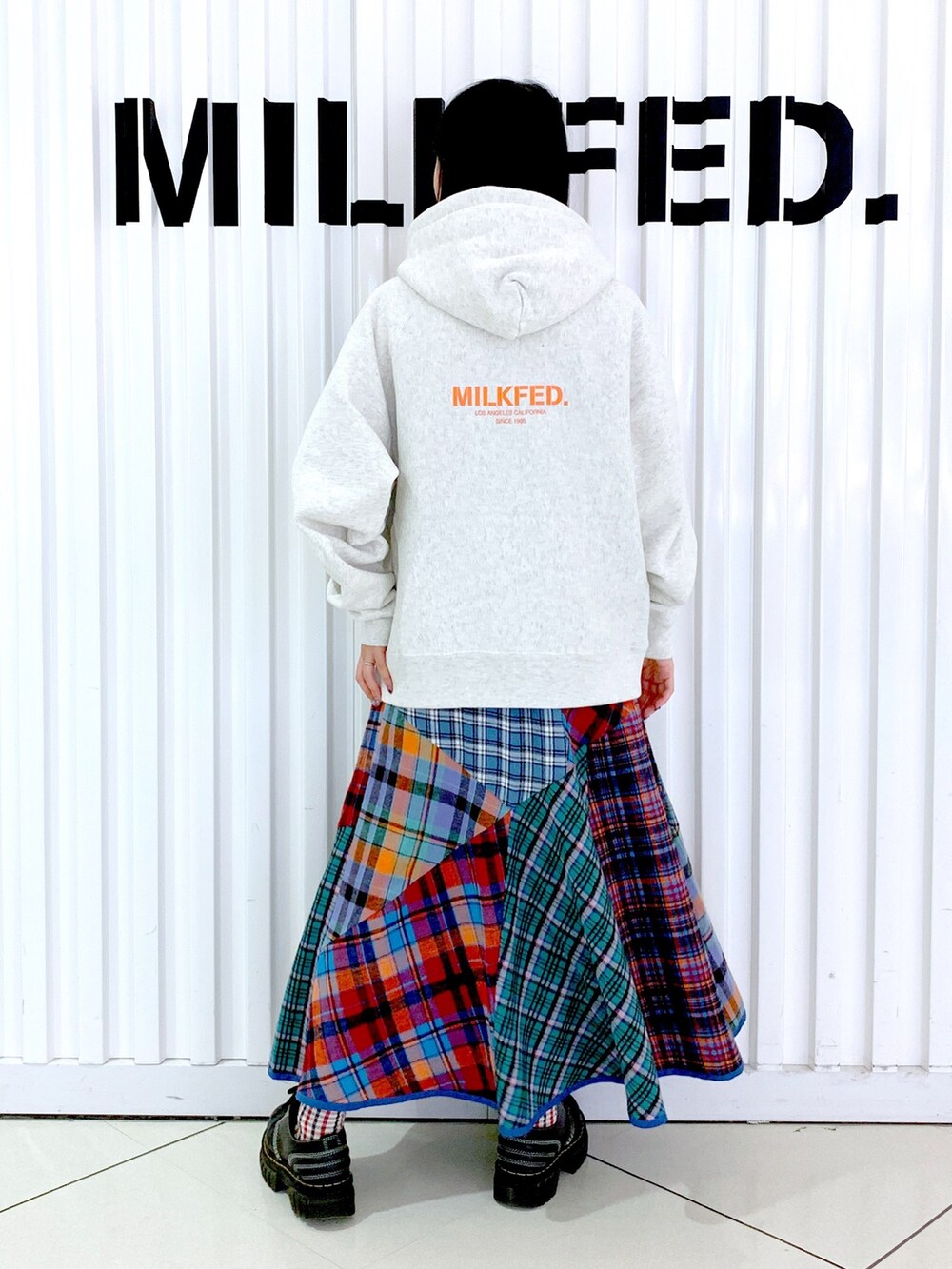 「Champion、MILKFED.、ロングスカート、休日スタイル、大人かわいい、秋服コーデ、ビッグシルエット、休日コーデ、カラーコーデ、低身長女子、厚底シューズ、秋服準備はじめました、パーカー、ストリート、チェックスカート」｜「MILKFED.のMILKFED.ⅹCHAMPION SWEAT HOODIE（パーカー、ベージュ系）」を使った、小南知世さん（レディース・154cm）の秋コーディネートの6枚目の写真