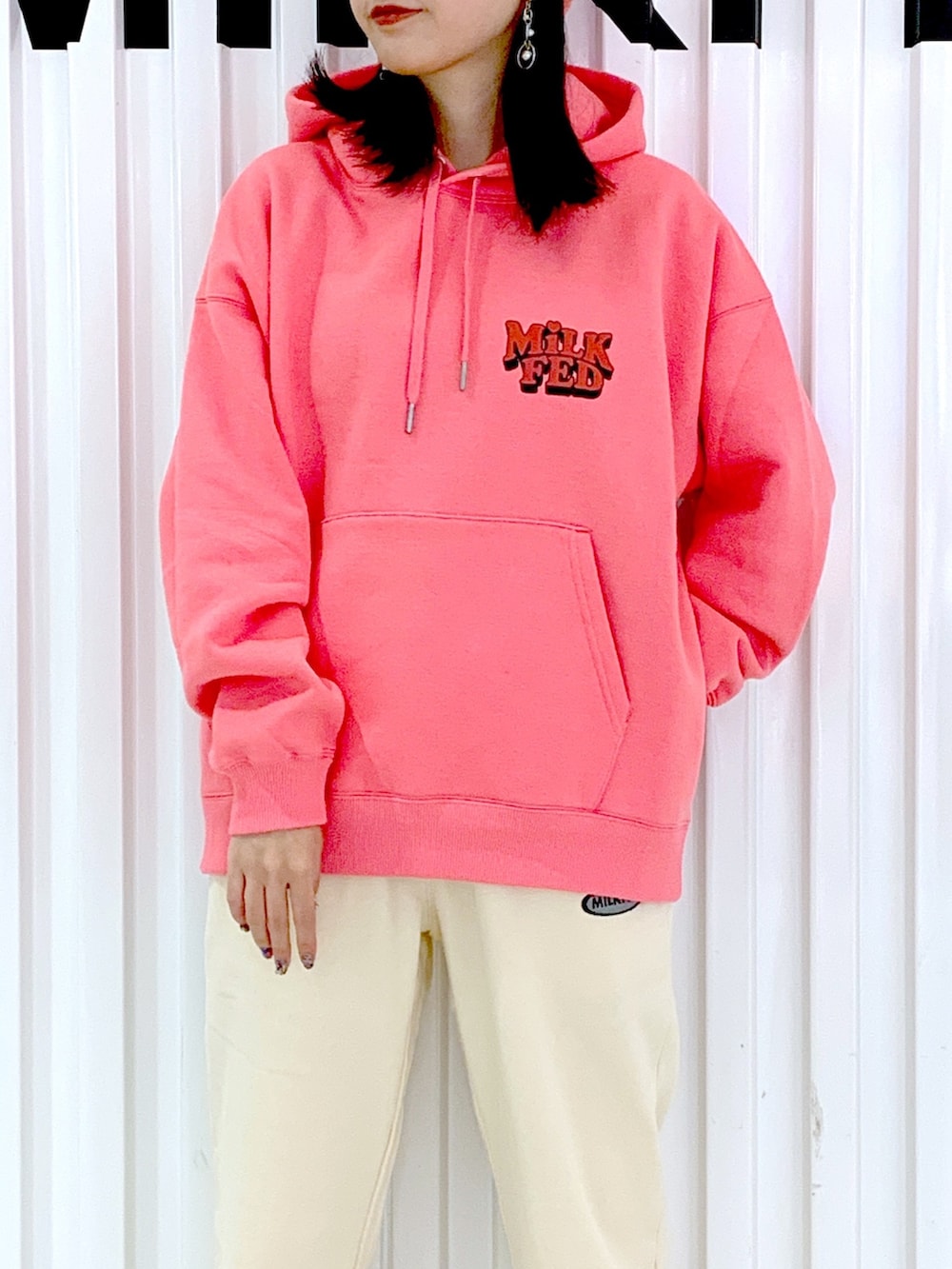 「スウェット、パーカー、休日スタイル、スウェットパンツ、大人かわいい、秋服コーデ、ストリート、ピンク、いいね、save、フォローお願いします🤑、カラーコーデ、低身長女子、ディズニーコーデ、おしゃれさんと繋がりたい、パンツスタイル、韓国ファッション」｜「MILKFED.の3D LOGO SWEAT HOODIE（パーカー、ピンク系）」を使った、小南知世さん（レディース・154cm）の秋コーディネートの6枚目の写真