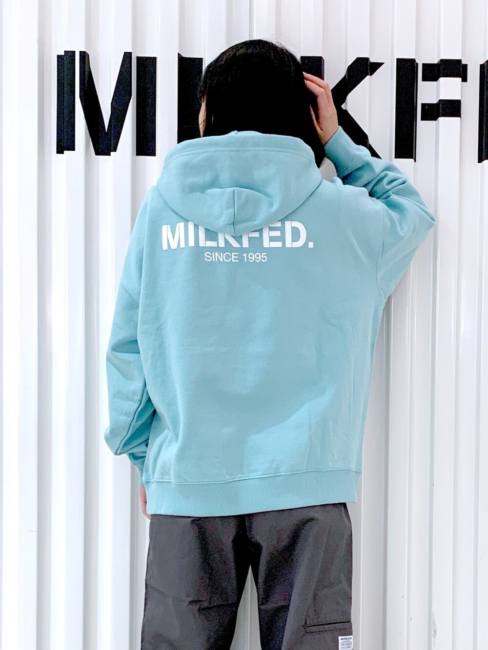 「冬を彩る色いろコーデ、カジュアルコーデ、MILKFED.、お出かけコーデ、シンプルスタイル、ootd、低身長コーデ、ラフコーデ、いいね、save、フォローお願いします🤑、きれいめカジュアル、スウェット、パーカー、冬ファッション、スタッフ、レディースファッション」｜「MILKFED.の【定番】NEO BIG BACKPACK BAR（バックパック/リュック、ブラック系）」を使った、小南知世さん（レディース・154cm）の冬コーディネートの6枚目の写真