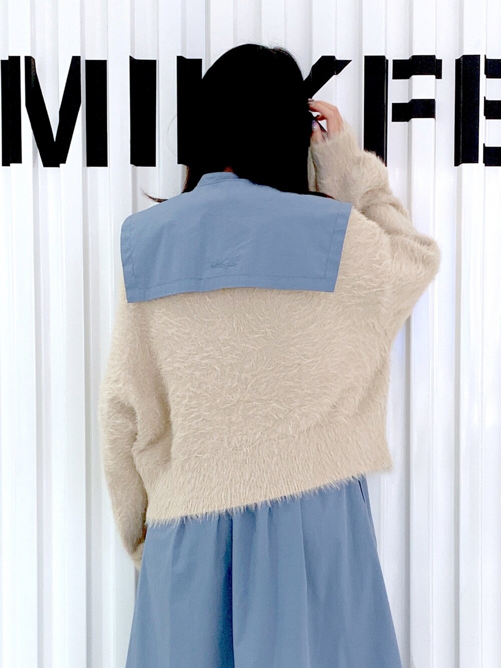 「ワンピース、カーディガン、ブラウン、休日スタイル、きれいめカジュアル、ニット、お出かけコーデ、秋冬、オトナカジュアル、シンプル、秋カラー、お出かけ、オトナ女子、シンプルスタイル、おしゃれさんと繋がりたい」｜「MILKFED.のSQUARE BAG（ショルダーバッグ、グレー系）」を使った、小南知世さん（レディース・154cm）の秋コーディネートの5枚目の写真