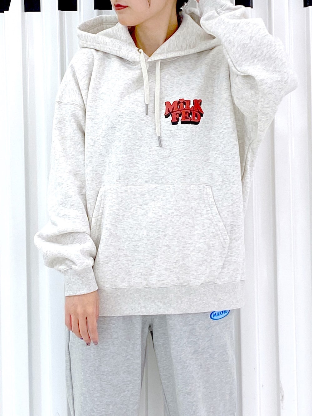 「パーカー、いいね、save、フォローお願いします🤑、MILKFED.、休日スタイル、ストリート、スウェットパンツ、トートバッグ、ビッグシルエット、スウェット、おしゃれさんと繋がりたい、ラクチンコーデ、秋のコーデ、カラーコーデ、パンツスタイル、厚底シューズ」｜「MILKFED.の3D LOGO SWEAT HOODIE（パーカー、ベージュ系）」を使った、小南知世さん（レディース・154cm）の秋コーディネートの6枚目の写真