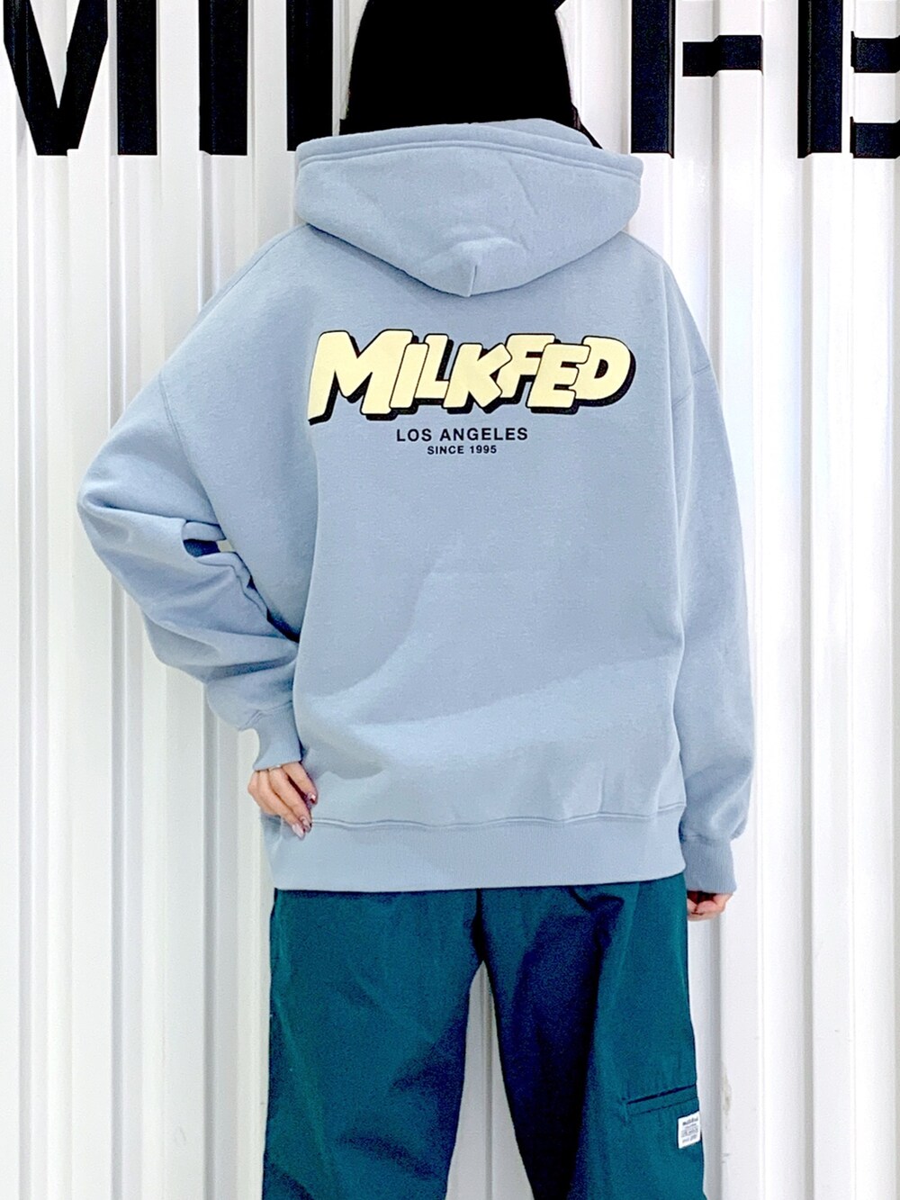 「デニム、きれいめカジュアル、パーカー、トートバッグ、ショルダーバッグ、おしゃれさんと繋がりたい、秋服コーデ、楽チンコーデ、オトナカジュアル、秋冬コーデ、カラー×コーデ、ディズニーコーデ、パンツコーデ、スウェットコーデ、ラクチンコーデ」｜「MILKFED.のWORK PANTS（その他パンツ、グリーン系）」を使った、小南知世さん（レディース・154cm）の秋コーディネートの4枚目の写真