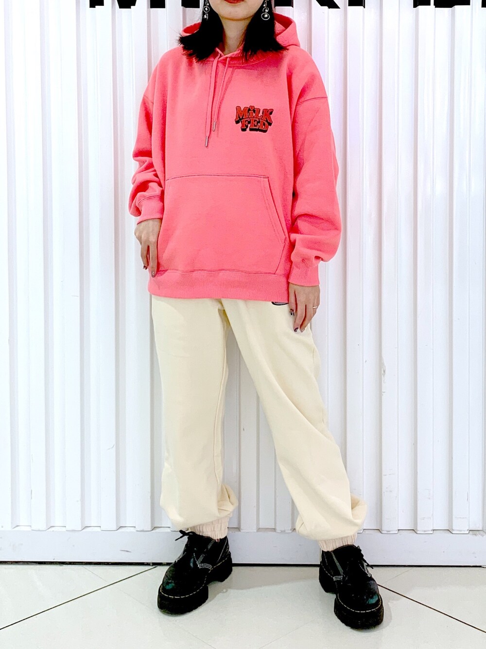 「スウェット、パーカー、休日スタイル、スウェットパンツ、大人かわいい、秋服コーデ、ストリート、ピンク、いいね、save、フォローお願いします🤑、カラーコーデ、低身長女子、ディズニーコーデ、おしゃれさんと繋がりたい、パンツスタイル、韓国ファッション」｜「MILKFED.の3D LOGO SWEAT HOODIE（パーカー、ピンク系）」を使った、小南知世さん（レディース・154cm）の秋コーディネートの2枚目の写真