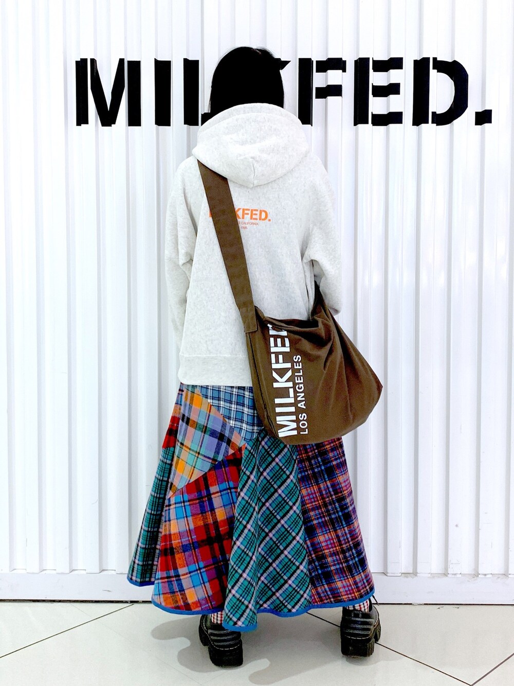 「Champion、MILKFED.、ロングスカート、休日スタイル、大人かわいい、秋服コーデ、ビッグシルエット、休日コーデ、カラーコーデ、低身長女子、厚底シューズ、秋服準備はじめました、パーカー、ストリート、チェックスカート」｜「MILKFED.のMILKFED.ⅹCHAMPION SWEAT HOODIE（パーカー、ベージュ系）」を使った、小南知世さん（レディース・154cm）の秋コーディネートの3枚目の写真