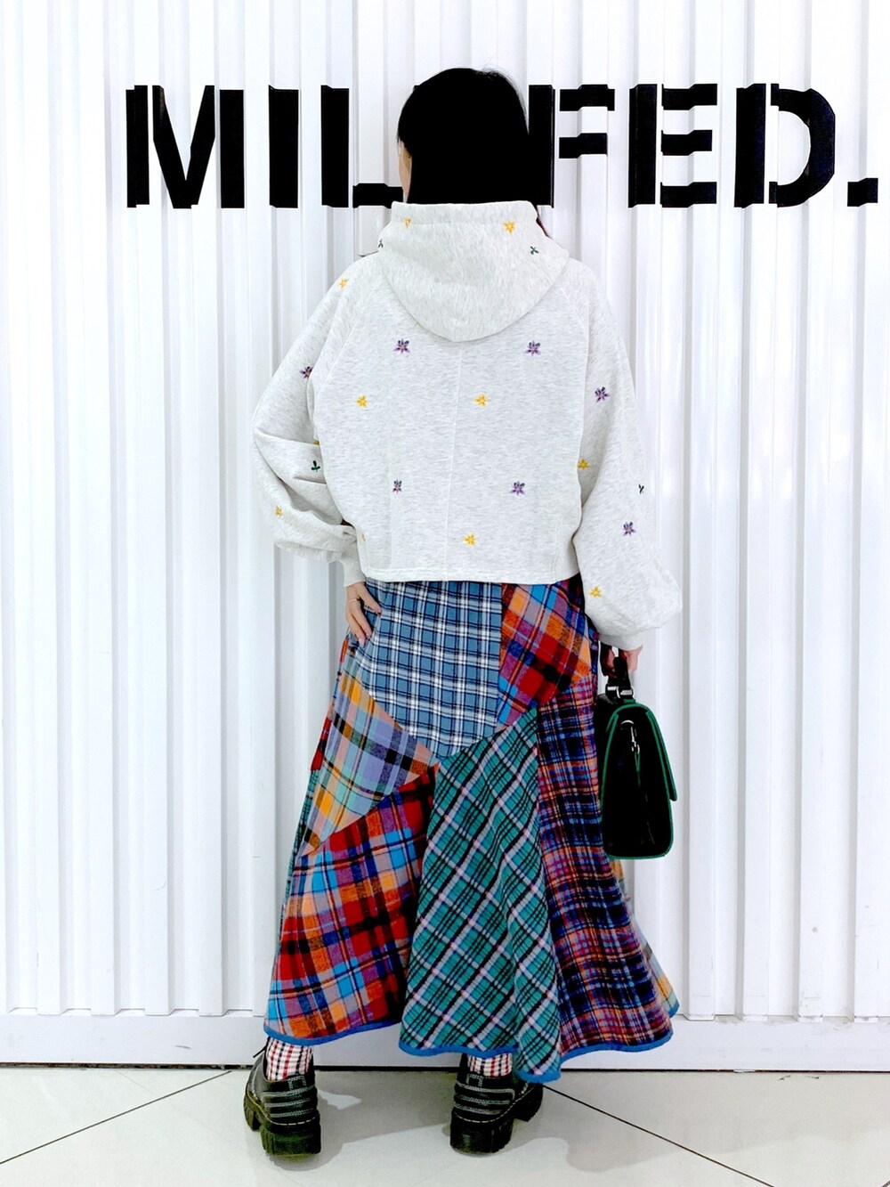 「チェック、ロングスカート、ブラウン、楽チンコーデ、パーカー、MILKFED.、休日スタイル、ストリート、ビッグシルエット、オトナカワイイ、初秋コーデ、きれいめカジュアル、お洒落さんとつながりたい、いいね、save、フォローお願いします🤑、チェックスカート」｜「MILKFED.のEMBROIDERED FLOWER SWEAT HOODIE（パーカー、ベージュ系）」を使った、小南知世さん（レディース・154cm）の秋コーディネートの3枚目の写真