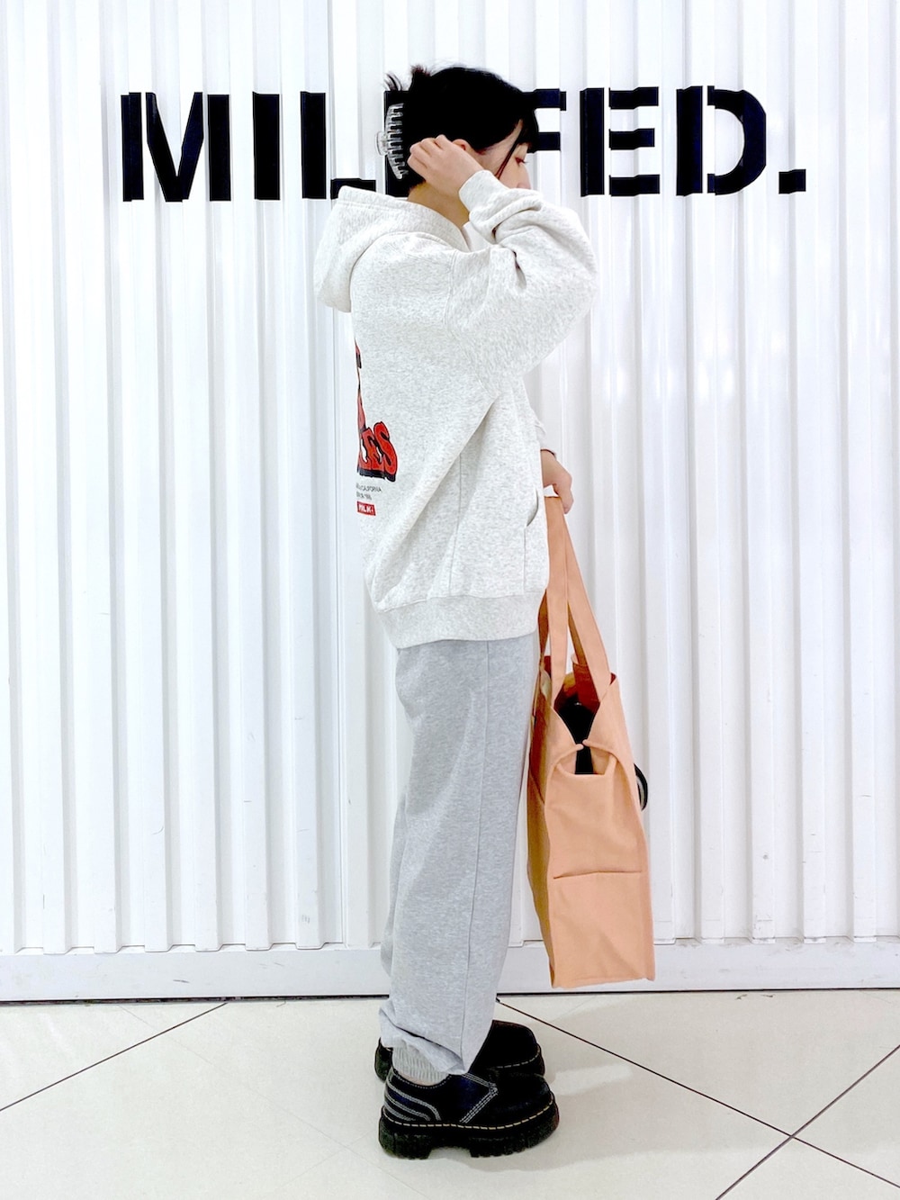 「パーカー、いいね、save、フォローお願いします🤑、MILKFED.、休日スタイル、ストリート、スウェットパンツ、トートバッグ、ビッグシルエット、スウェット、おしゃれさんと繋がりたい、ラクチンコーデ、秋のコーデ、カラーコーデ、パンツスタイル、厚底シューズ」｜「MILKFED.の3D LOGO SWEAT HOODIE（パーカー、ベージュ系）」を使った、小南知世さん（レディース・154cm）の秋コーディネートの3枚目の写真