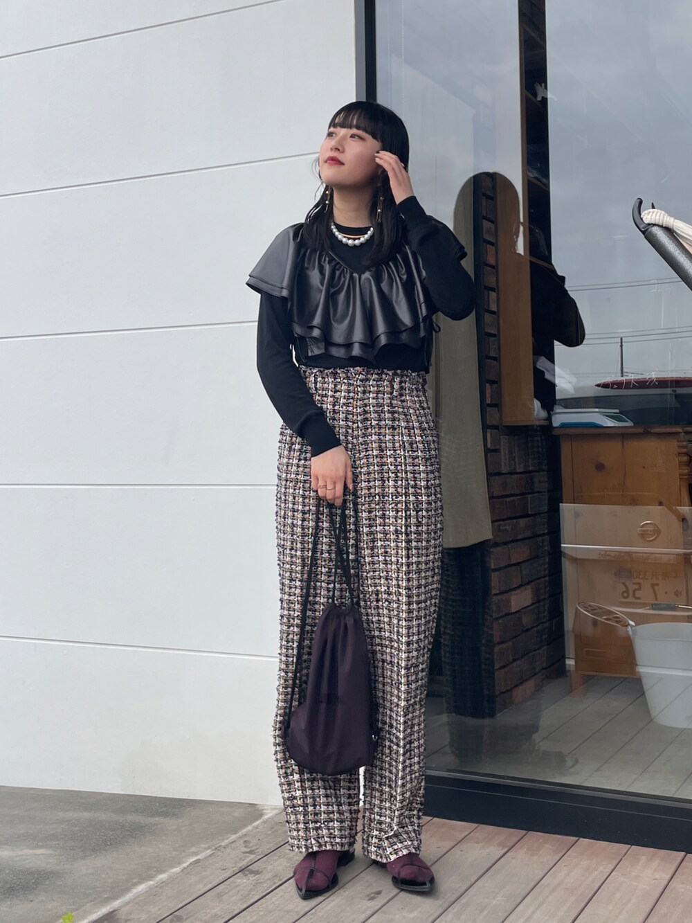 ブラック系のその他パンツ、ブラック系のシャツ/ブラウス、ブラック系のニット/セーターを着用したレディースの春コーディネートの2枚目の写真