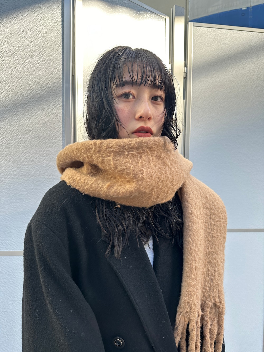 「新星WEARISTAにエントリー、WEARyouthコーデ、カジュアルコーデ、カジュアル、きれいめカジュアル、キレイめ、シンプルコーデ、シンプル、マフラー、今日のコスメと服、ジャケット、スカート、お洒落さんとつながりたい、アウター、スニーカー」｜「NUBIANのSHOULDER BROCLE SMALL（ハンドバッグ、ブルー系）」を使った、𝐒 𝐄 𝐈 𝐑 𝐀さん（レディース・167cm）の冬コーディネートの2枚目の写真