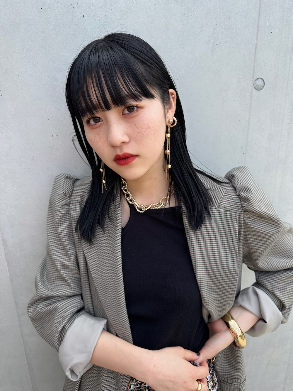 「夏のコスメと服、カジュアルコーデ、カジュアル、オトナカジュアル、大人カジュアル、きれいめカジュアル、キレイめ、ジャケット、白Tシャツ、デニム、パンツスタイル、シンプルコーデ、シンプル、WEARyouthコーデ、初夏コーデ」|「COACHのイザベル ローファー(ローファー、ブラック系)」を使った、𝐒 𝐄 𝐈 𝐑 𝐀さん(レディース・167cm)の夏コーディネートの2枚目の写真