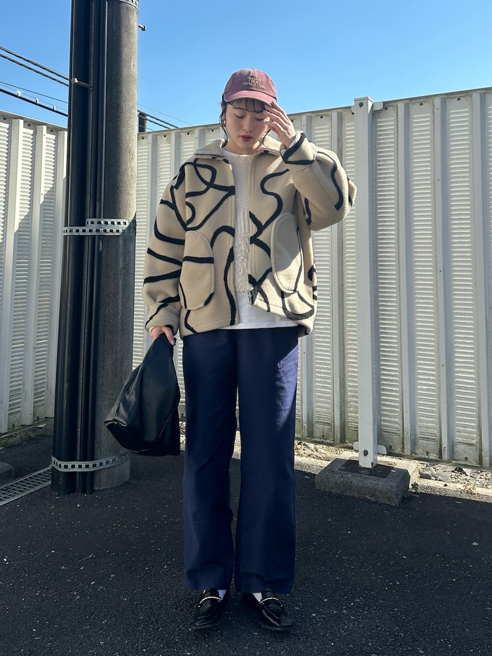 「今日のコーデ、カジュアル、カジュアルコーデ、きれいめカジュアル、キレイめ、お出かけコーデ、オトナカジュアル、大人カジュアル、シンプルコーデ、シンプル、ローファー、パンツスタイル、キャップ、アウター、プチプラ」｜「UNIQLOのコットンツイルワイドパンツ（その他パンツ、ブルー系）」を使った、𝐒 𝐄 𝐈 𝐑 𝐀さん（レディース・167cm）の春コーディネートの2枚目の写真