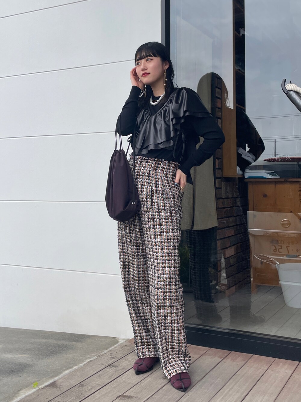 ブラック系のその他パンツ、ブラック系のシャツ/ブラウス、ブラック系のニット/セーターを着用したレディースの春コーディネートの3枚目の写真